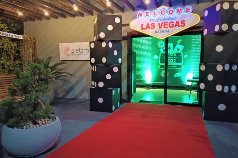 Entrada decorada com tapete vermelho para festa no Elettra