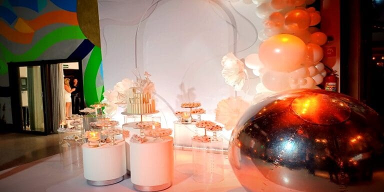 Ambientação clara com balões para festa de aniversário