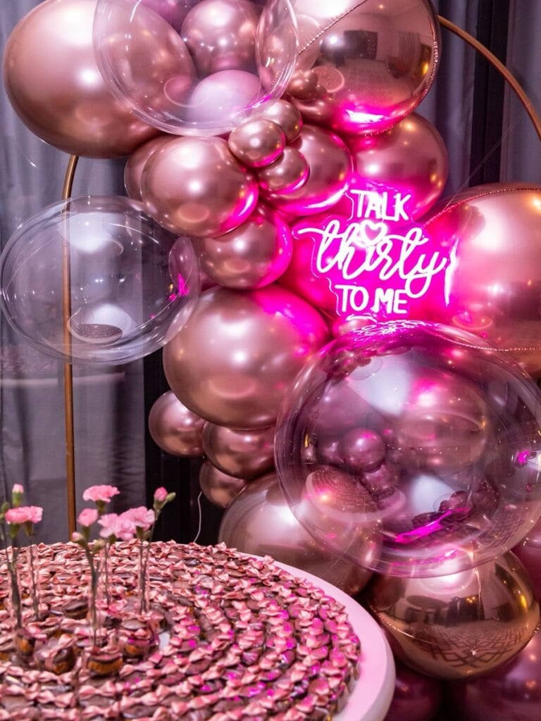 Decoração com balões e letreiro neon em aniversário