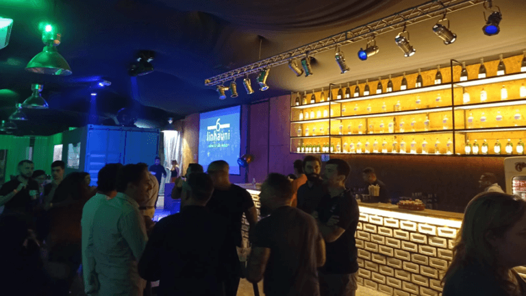 Bar iluminado do Espaço 1003 durante evento na Vila Olímpia
