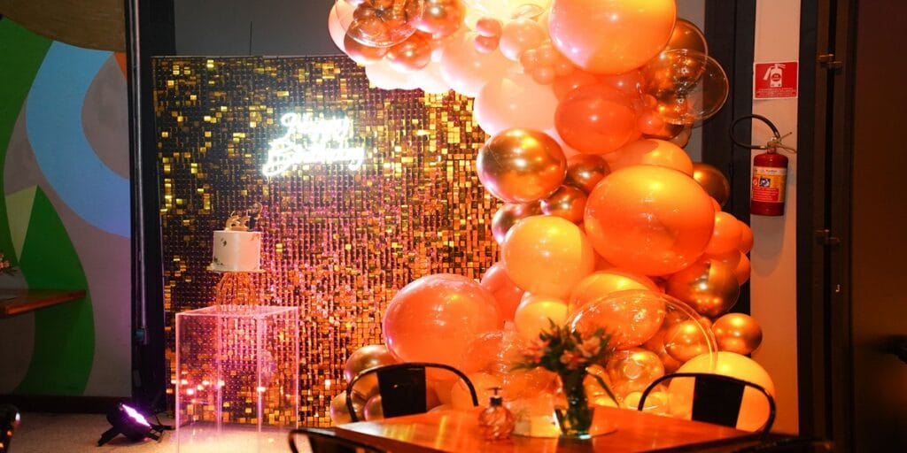 Decoração com balões e painel luminoso no lounge da Elettra