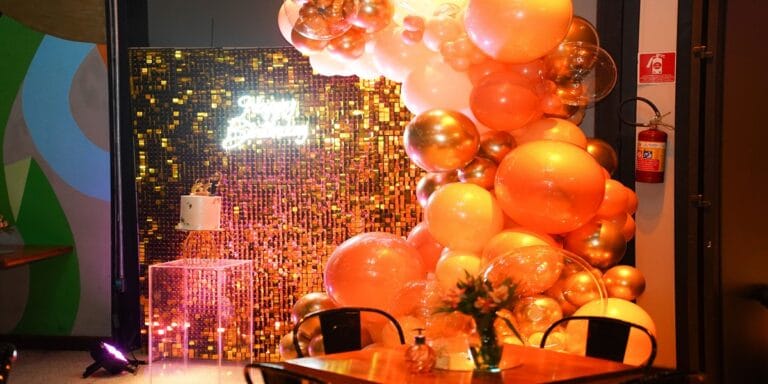 Lounge decorado para festa de aniversário adulto na Vila Olímpia