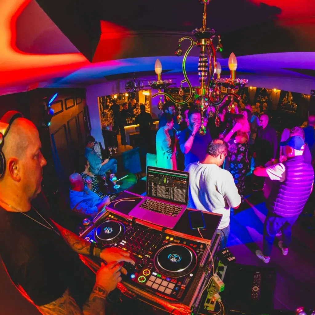 Festa com DJ e pista de dança cheia no Illustre Vila Olímpia