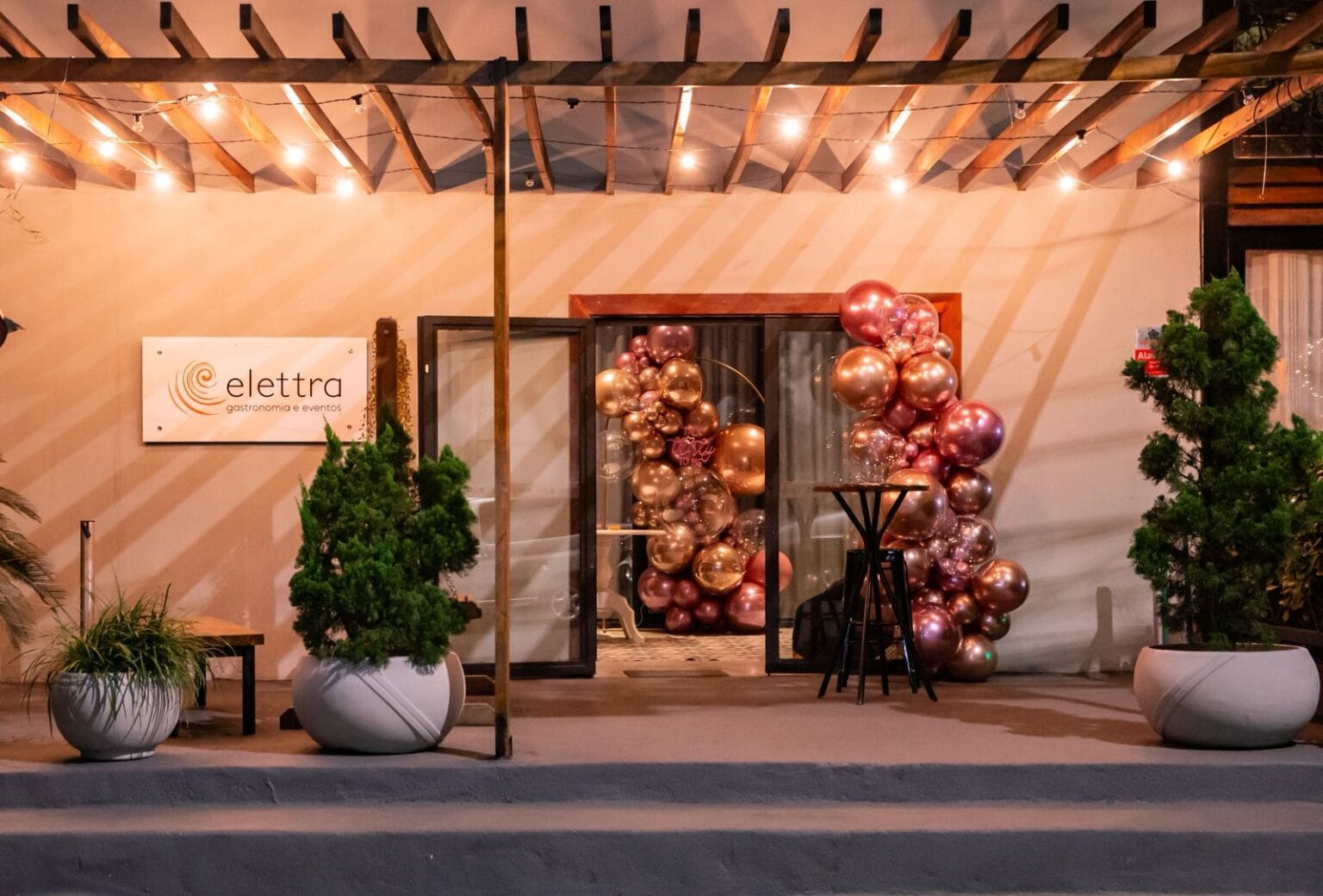 Entrada decorada com balões para festa de 15 anos na Elettra, Vila Olímpia