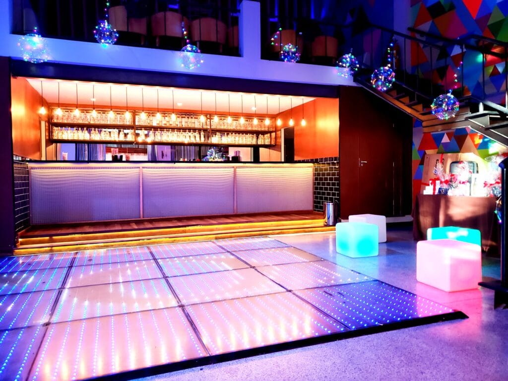Pista de dança iluminada e bar da Elettra, salão de festas na Vila Olímpia