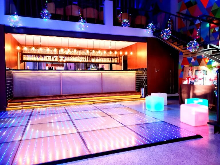 Pista iluminada e bar do Espaço 1003 para festa de aniversário