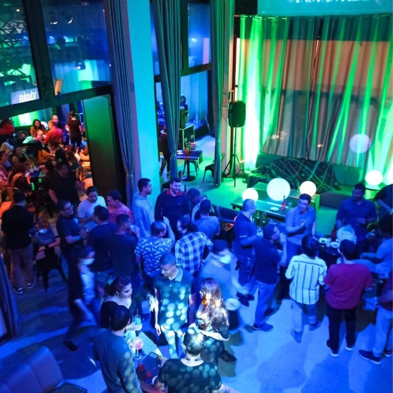 Convidados em festa de aniversário no Espaço 1003