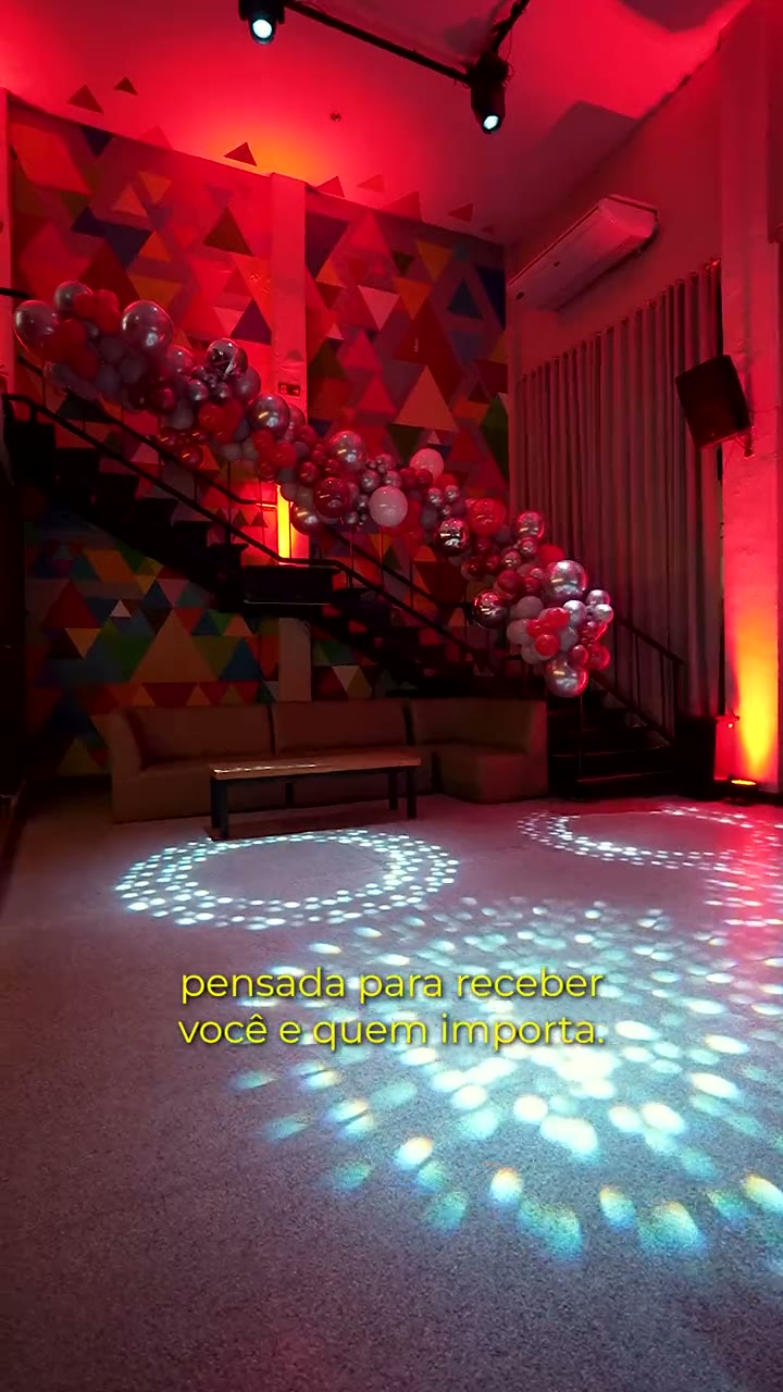 Pista com luzes e escada decorada com balões em festa de aniversário na Elettra